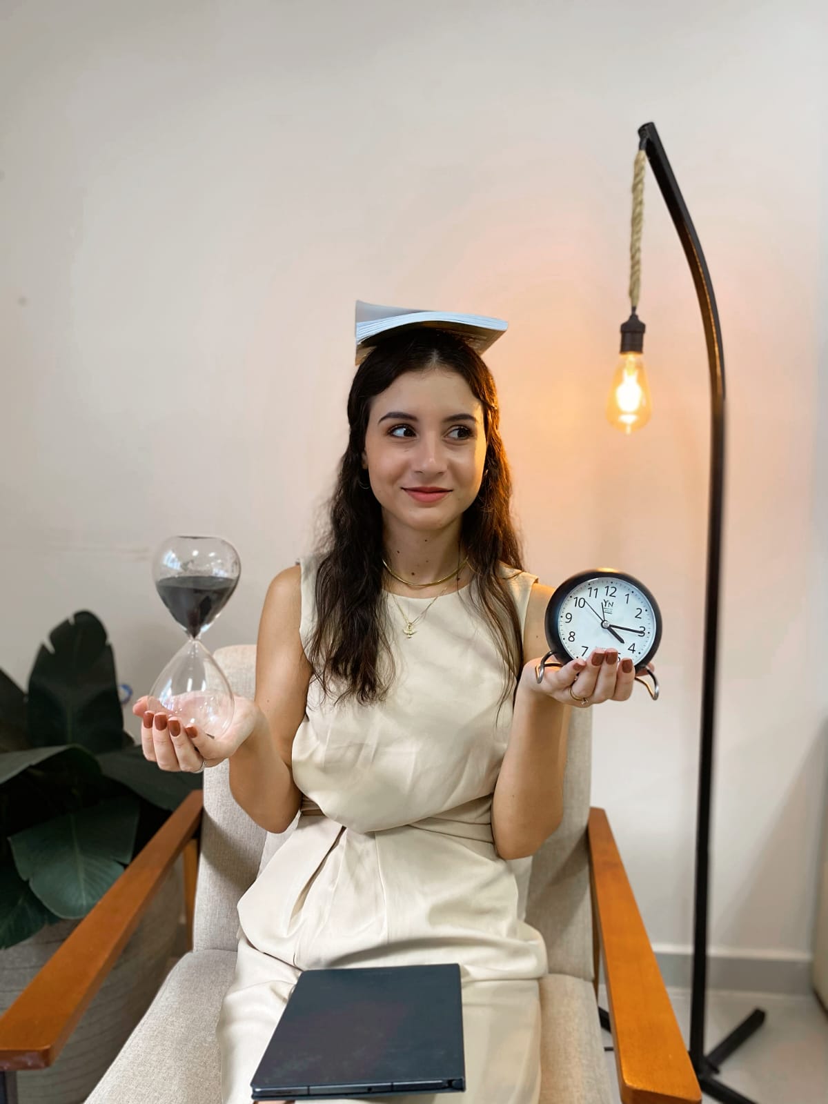 Natália Querino em seu espaço de trabalho